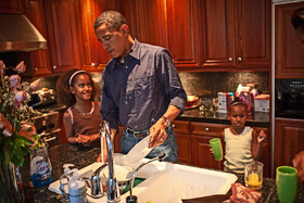 اوباما در حال شستن ظرف ها