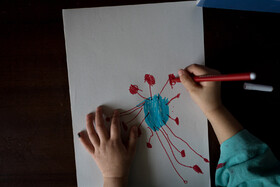 کودک ایتالیایی در حال نقاشی کردن ویروس کرونا