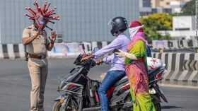 خلاقیت یکی از نیروهای پلیس هندوستان برای جلوگیری از حضور مردم در سطح شهر
