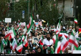 تهرانی‌ها رکورد جمعیت در مراسم ۱۳ آبان را زدند/ حضور پرتراکم مردم از خیابان طالقانی تا حافظ و ولیعصر